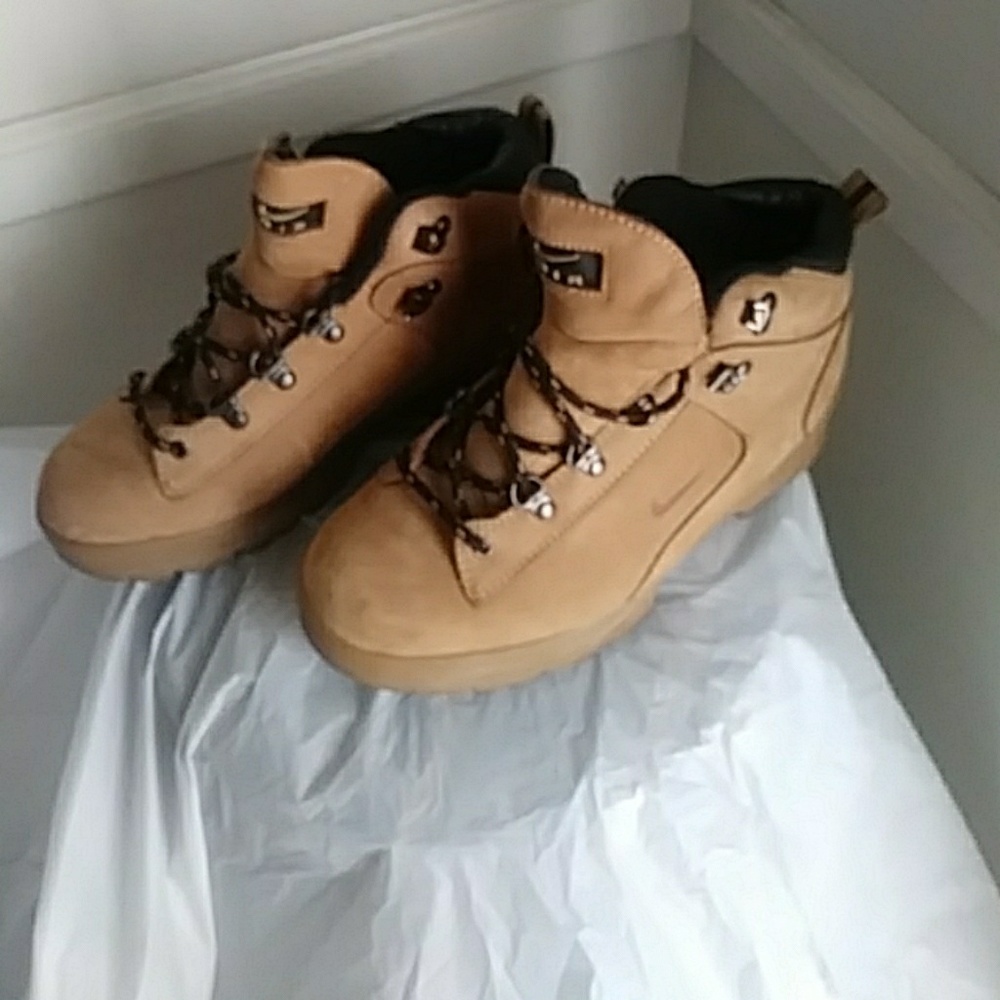 Nike boot shoes